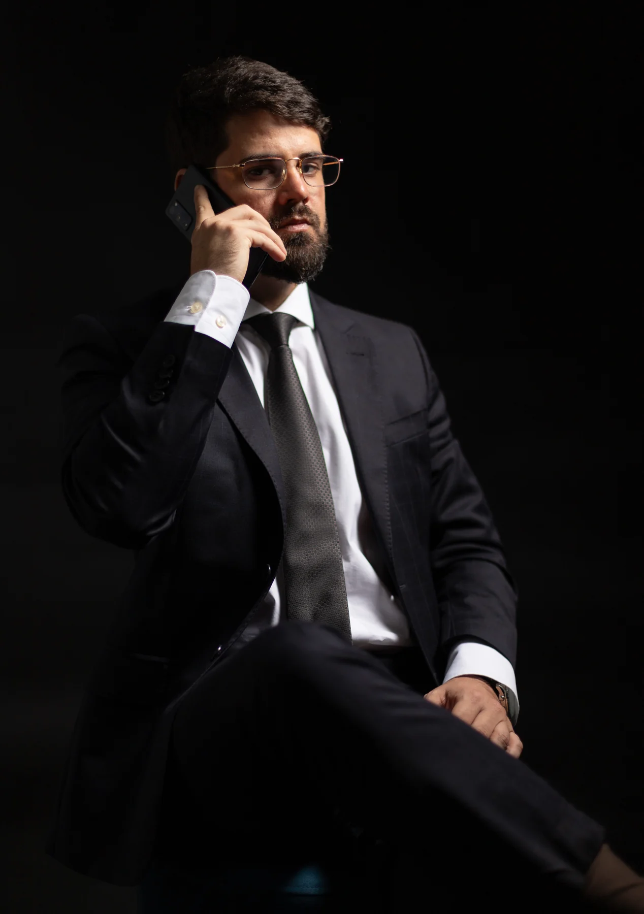 Fillipe Martins em seu escritório, durante atendimento por telefone.